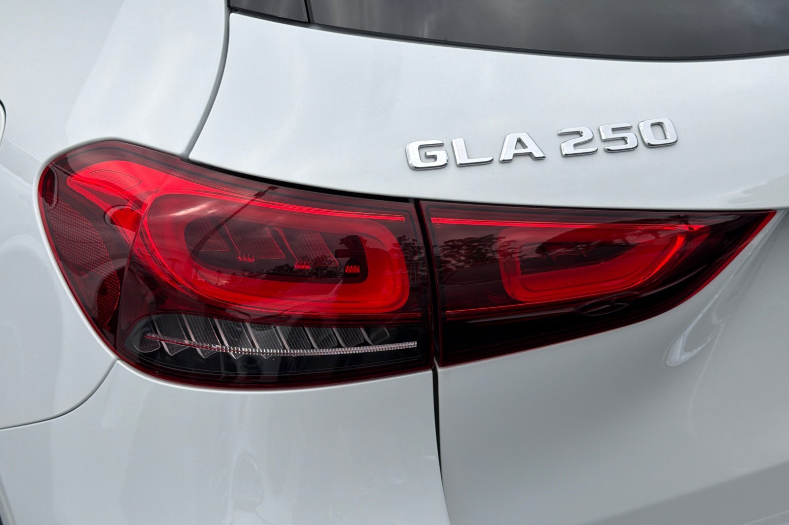 Used 2022 White Mercedes-Benz GLA 250 image 11