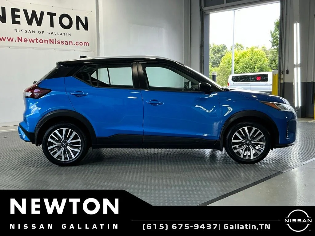 Used 2023 Electric Blue Metallic/Super Black Nissan SV image 4