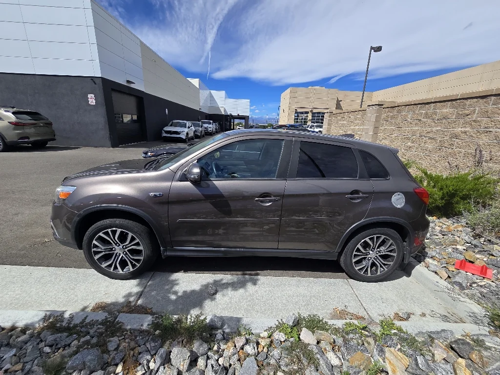 Used 2018 Quartz Brown Metallic Mitsubishi SE 2.4 image 13