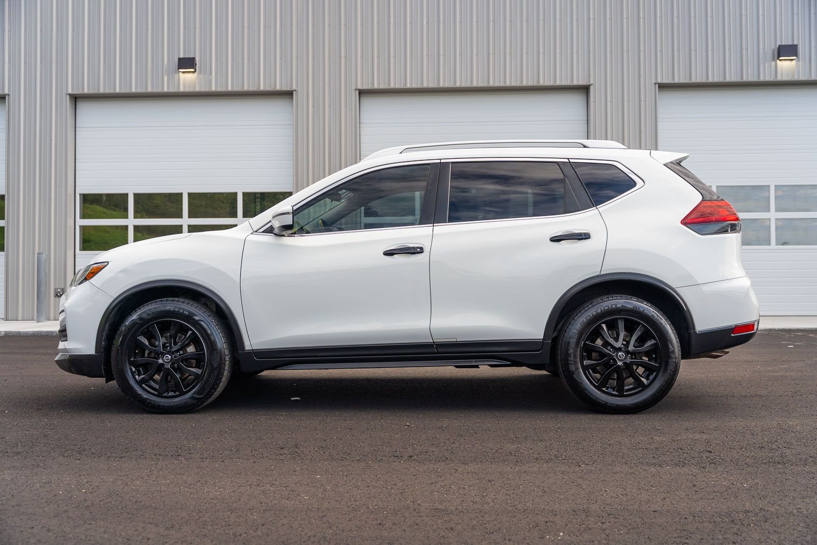 Used 2018 Glacier White Nissan SV image 4