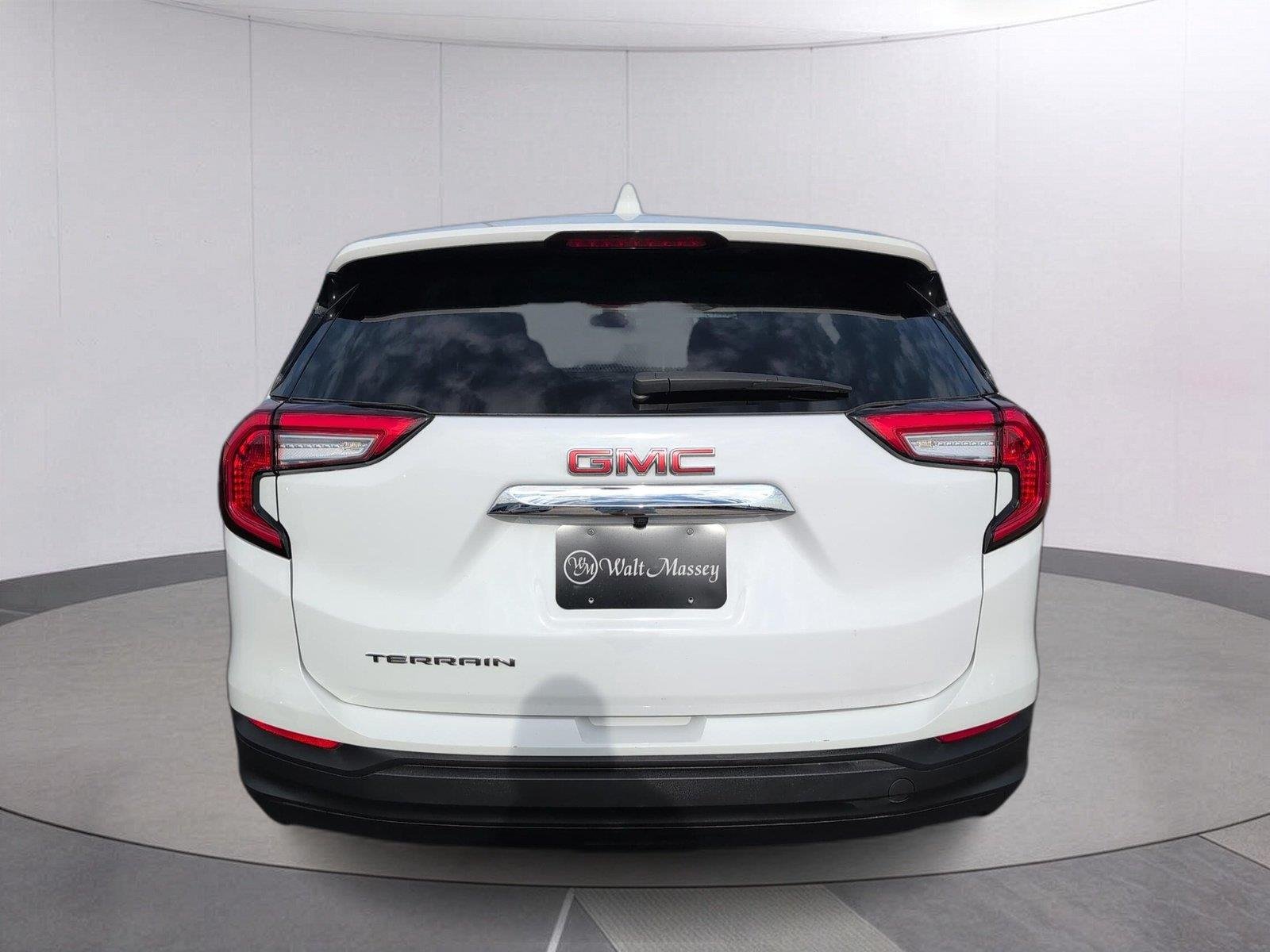 Used 2024 Summit White GMC SLE image 4
