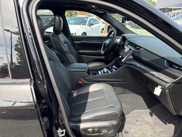 New 2025 Diamond Black Crystal Pearl-Coat Exterior Paint Jeep Overland image 9