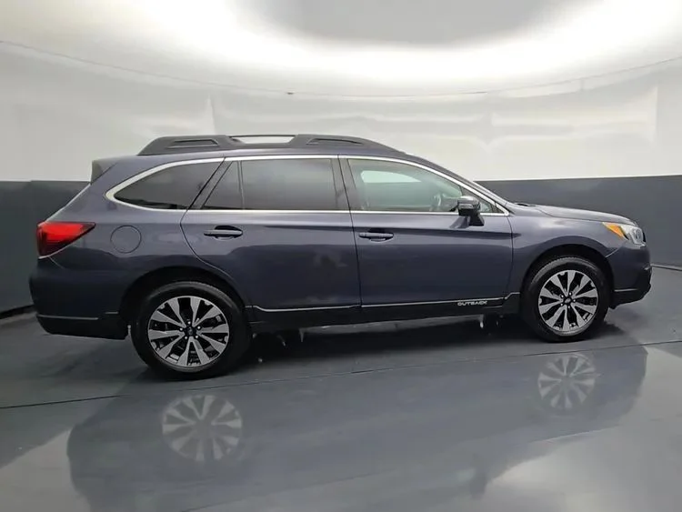 Used 2015  Subaru 3.6R Limited Wagon 4D image 8