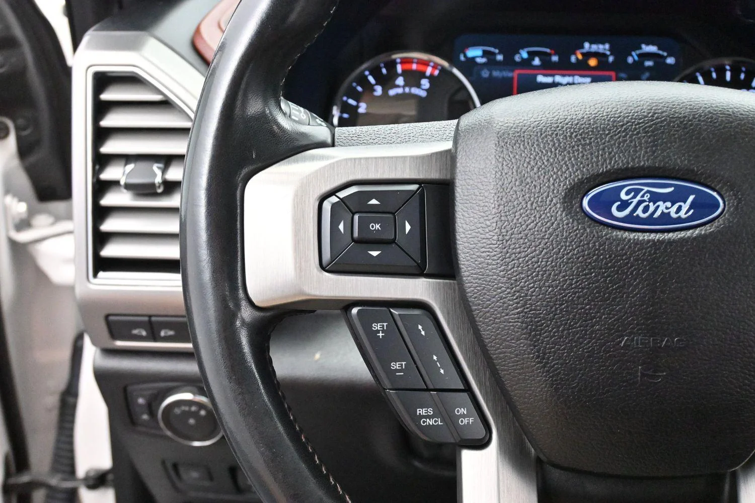 Used 2019 White Platinum Metallic Tri-Coat Ford Platinum image 19