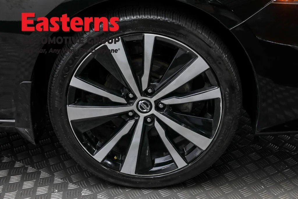 Used 2020 Black Nissan 2.5 SR image 29