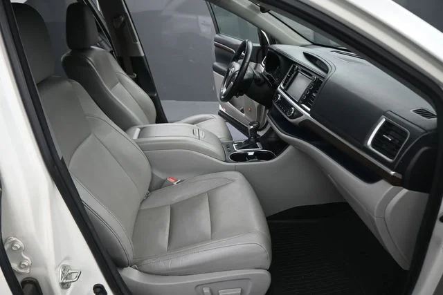 Used 2015 White Toyota Limited image 14