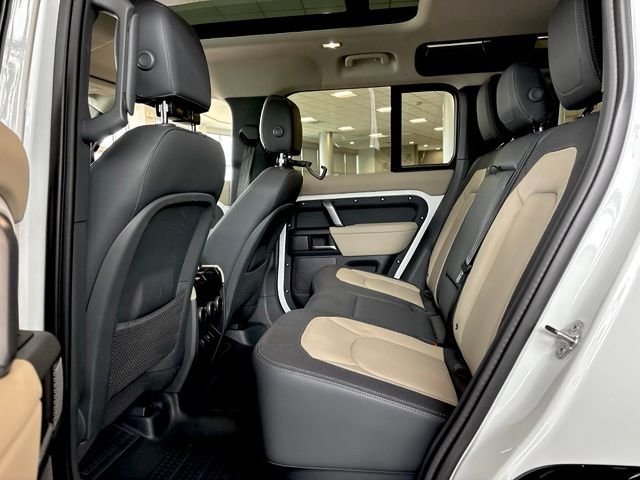 Used 2024 White Land Rover X-Dynamic SE image 13