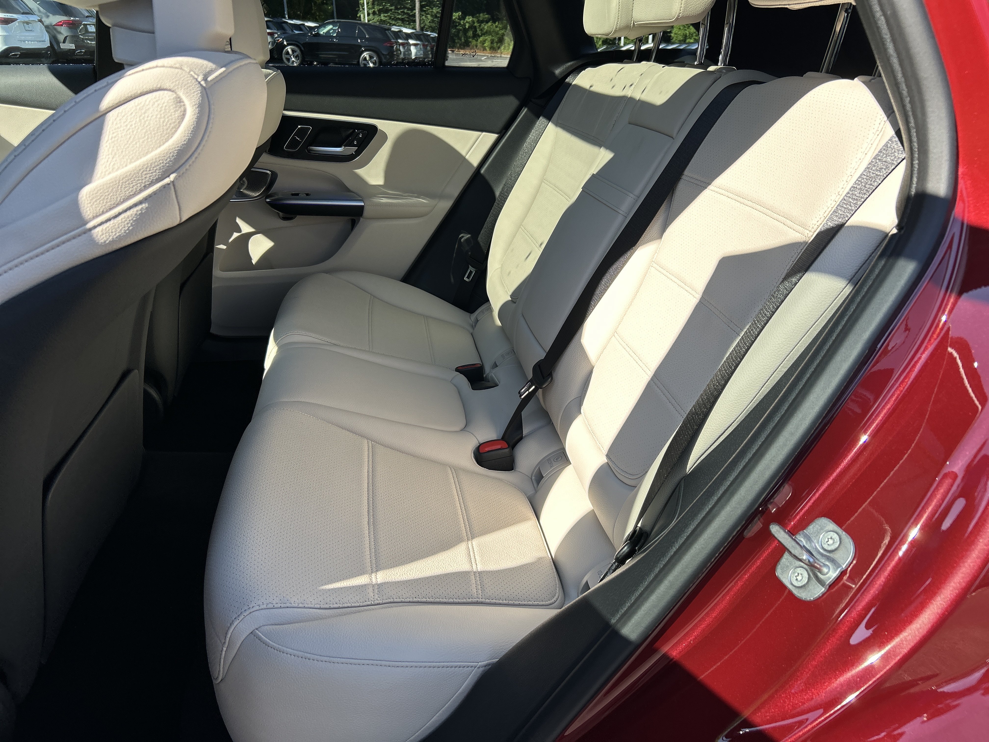New 2026 MANUFAKTUR Patagonia Red Metallic Mercedes-Benz GLC 300 4MATIC® SUV image 37