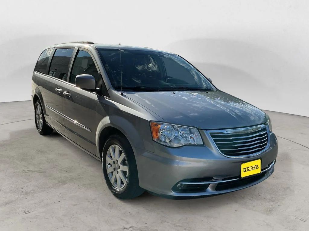 Used 2016 Silver Chrysler Touring image 3