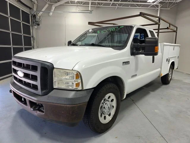Used 2006 White Ford XL image 3