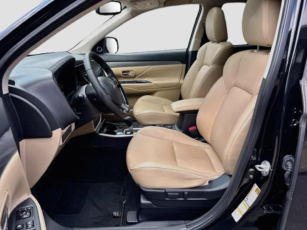 Used 2019 Labrador Black Metallic Mitsubishi SEL image 20