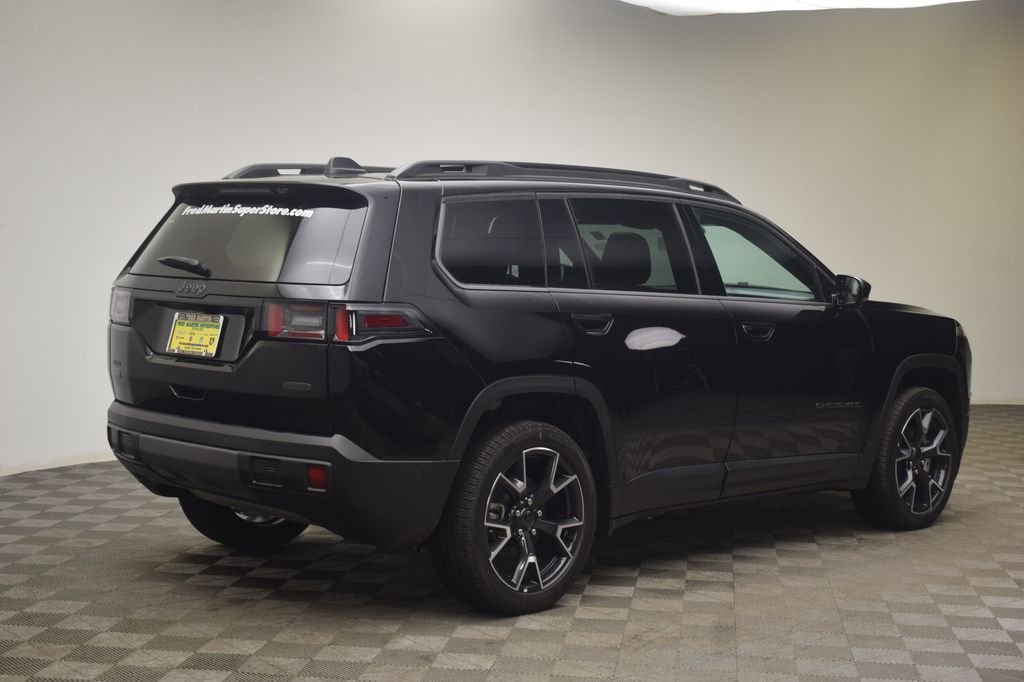 New 2026 Diamond Black Crystal Pearl-Coat Exterior Paint Jeep Overland image 5