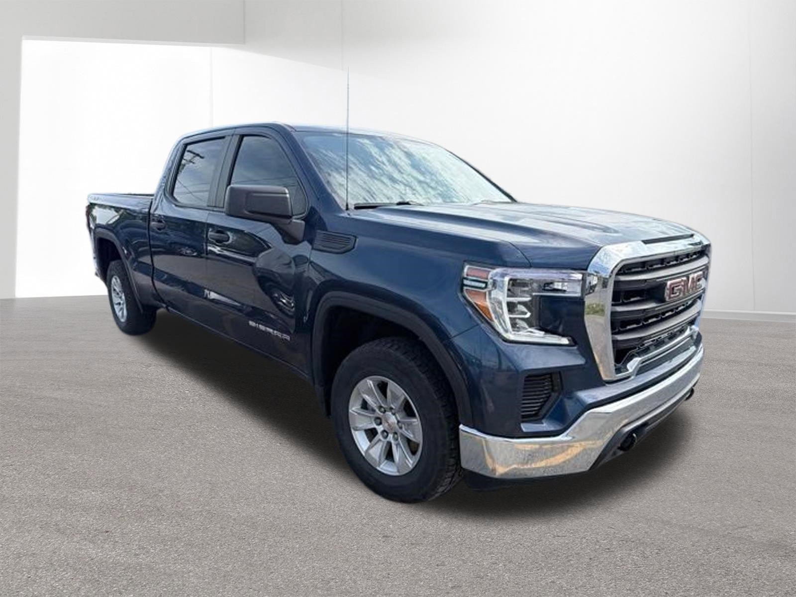 Used 2021 Pacific Blue Metallic GMC Base image 2