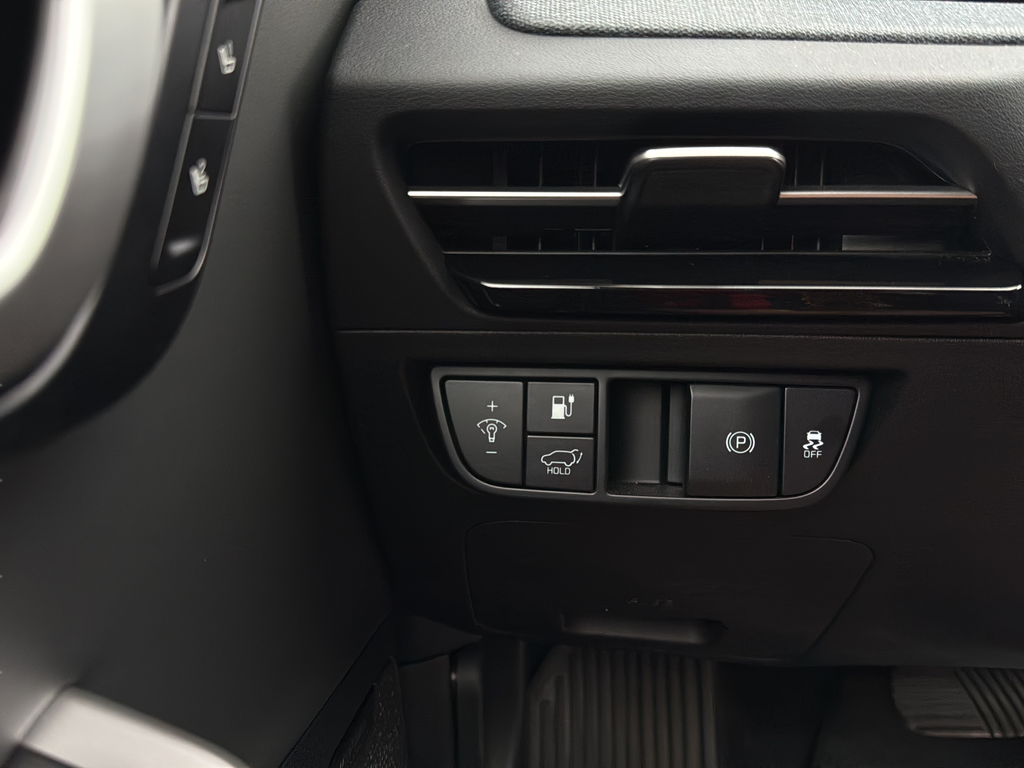 Used 2023 Snow White Pearl Kia Wind image 18