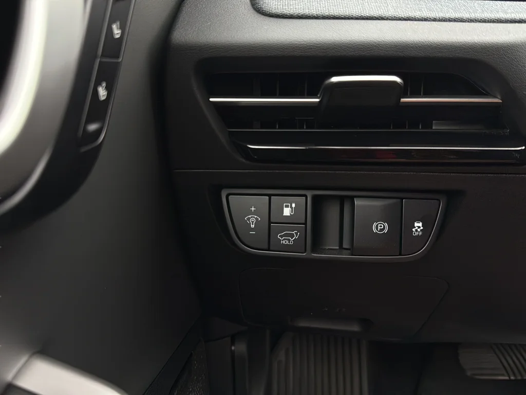 Used 2023 Snow White Pearl Kia Wind image 18