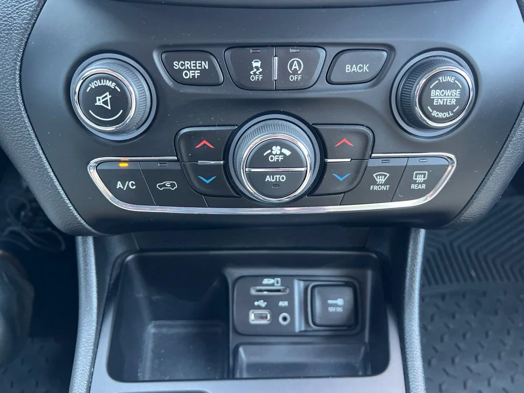 Used 2016 Light Brownstone Pearlcoat Jeep Latitude image 16