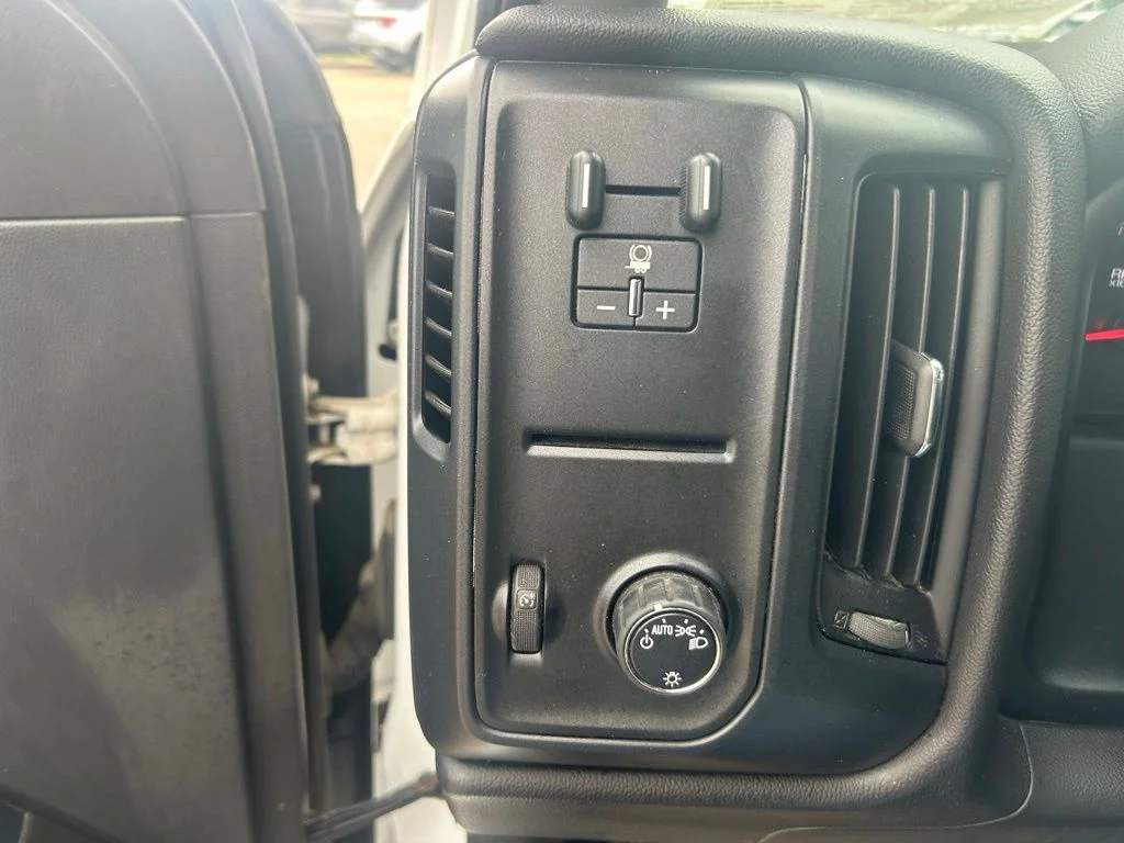 Used 2015 Summit White Chevrolet WT image 17