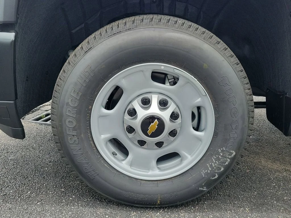 New 2026 Summit White Chevrolet WT image 24