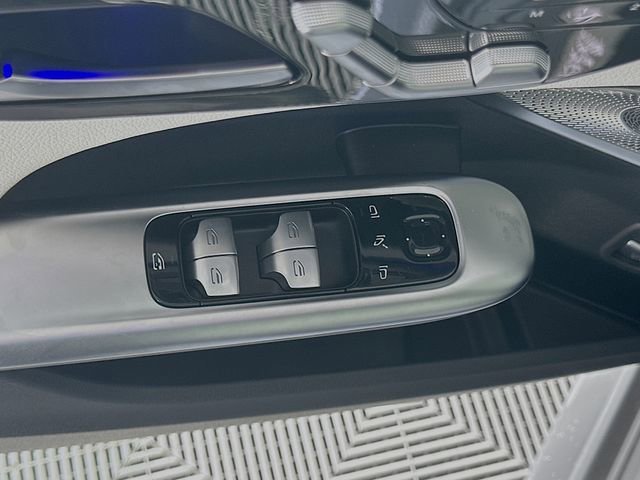 New 2026 MANUFAKTUR Alpine Grey Mercedes-Benz C 300 image 49