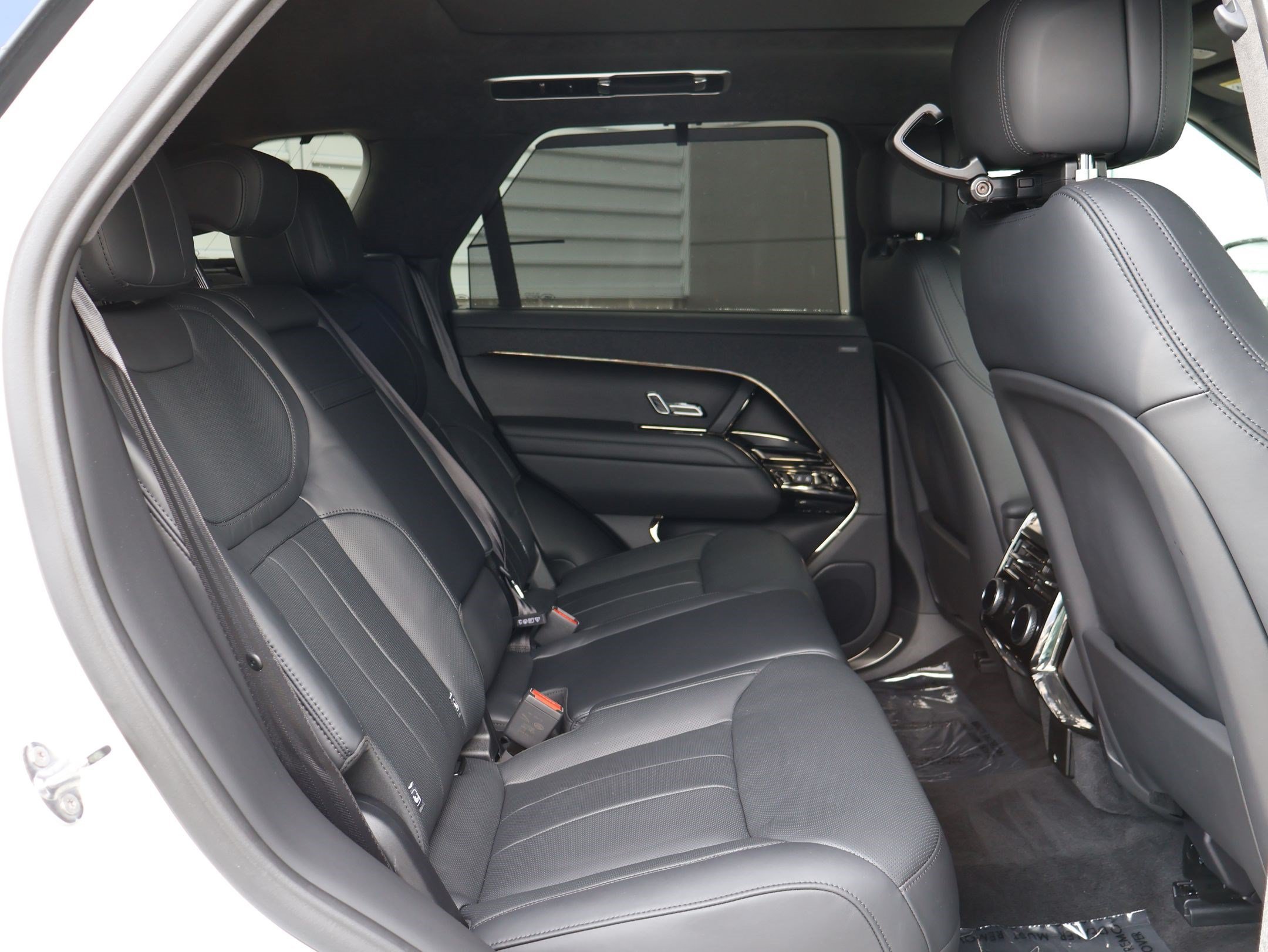 Certified Used 2025 Fuji White Land Rover Autobiography image 28
