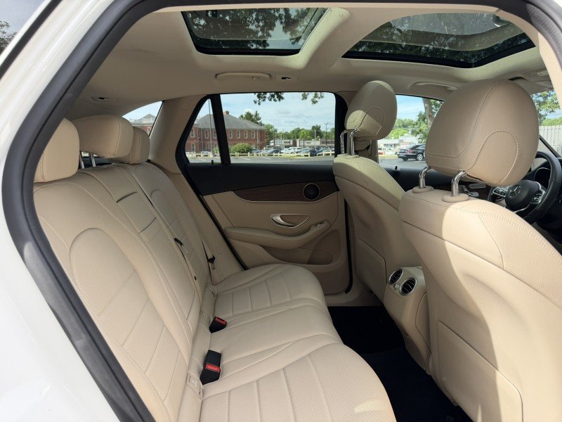Certified Used 2022  Mercedes-Benz GLC 300 image 24