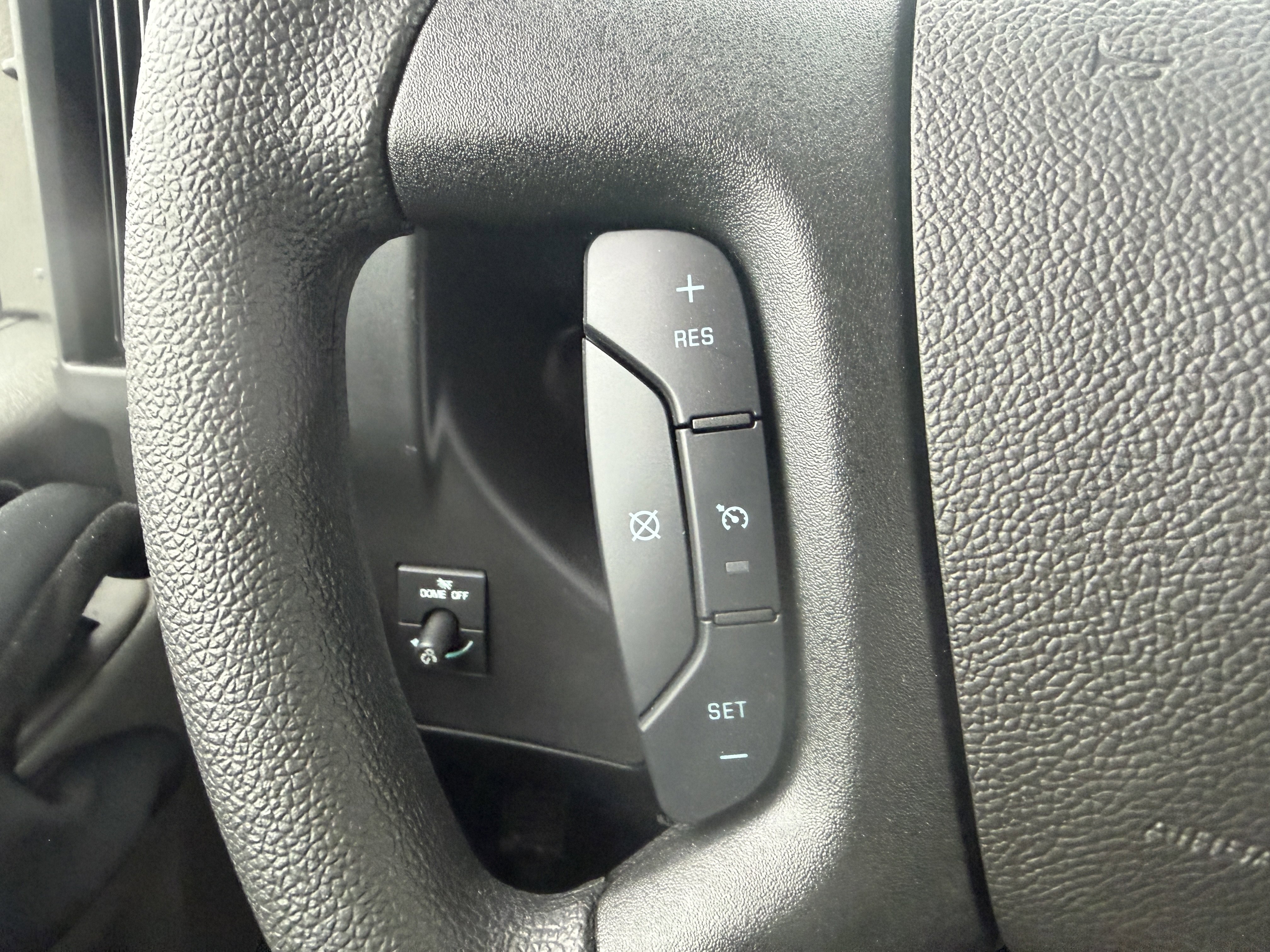 New 2025 Summit White Chevrolet 1LS image 31
