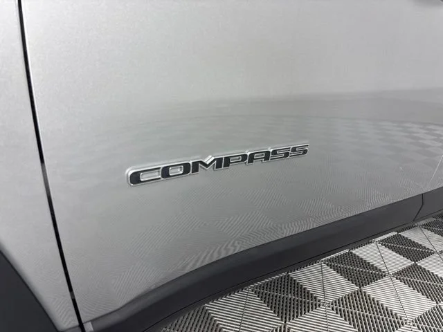 Used 2022  Jeep Latitude Lux image 11