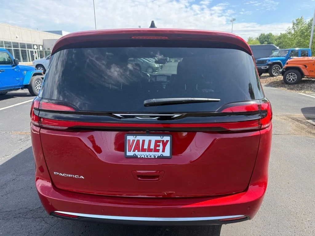 New 2027 Red Hot Pearl-Coat Exterior Paint Chrysler Select image 6