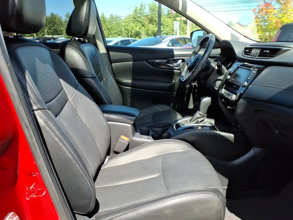 Used 2018 Red Nissan SL image 5