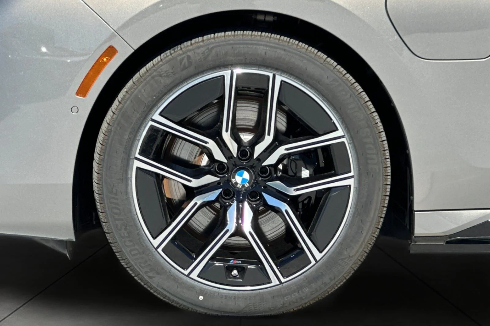 New 2026 Oxide Grey Metallic BMW 750e xDrive image 25