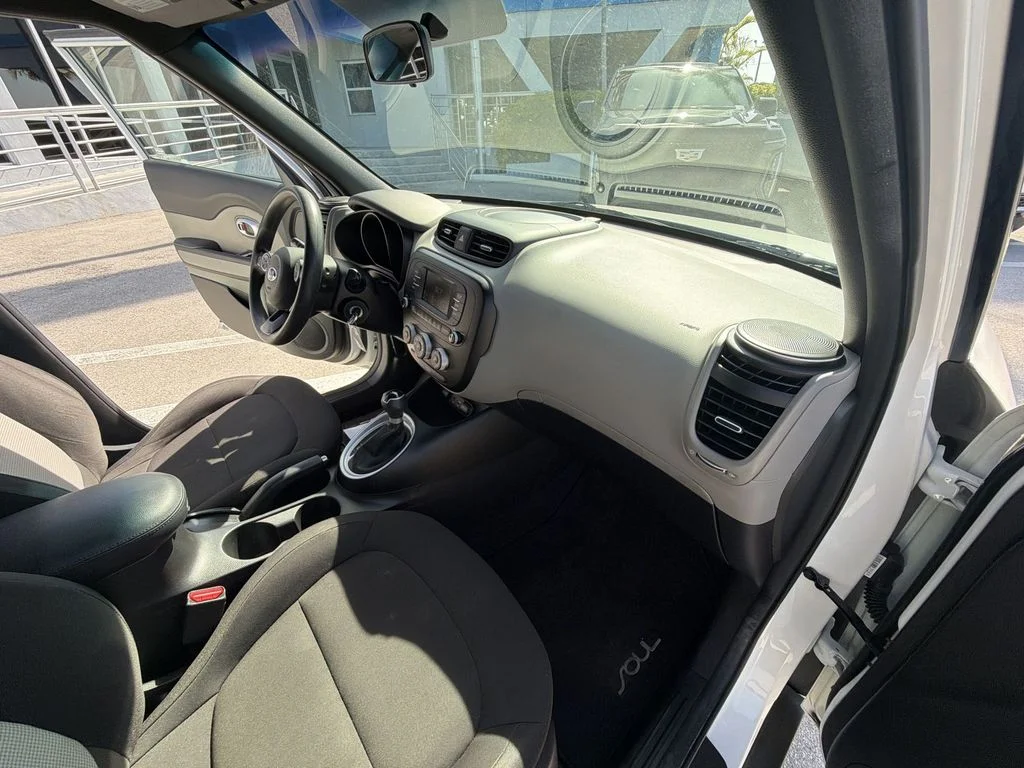 Used 2018 White Kia Base image 36