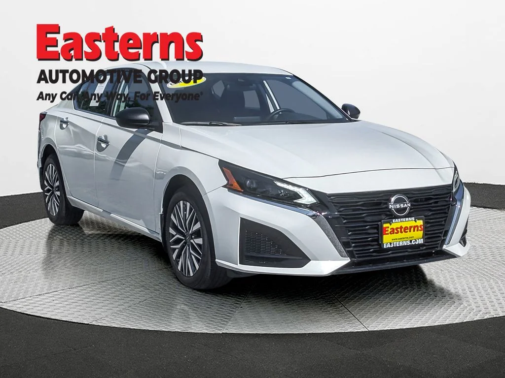 Used 2024 White Nissan 2.5 SV image 3