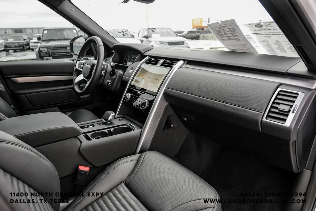 Used 2025 White Land Rover Dynamic SE image 11