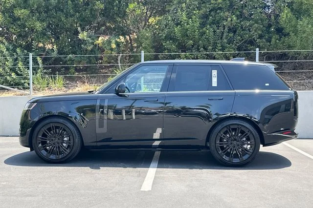New 2026 Santorini Black Land Rover SE image 2