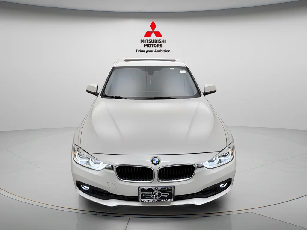 Used 2018 White Metallic BMW 320i xDrive image 2
