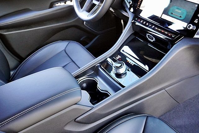 New 2026 Bright White Clear-Coat Exterior Paint Jeep Limited image 13