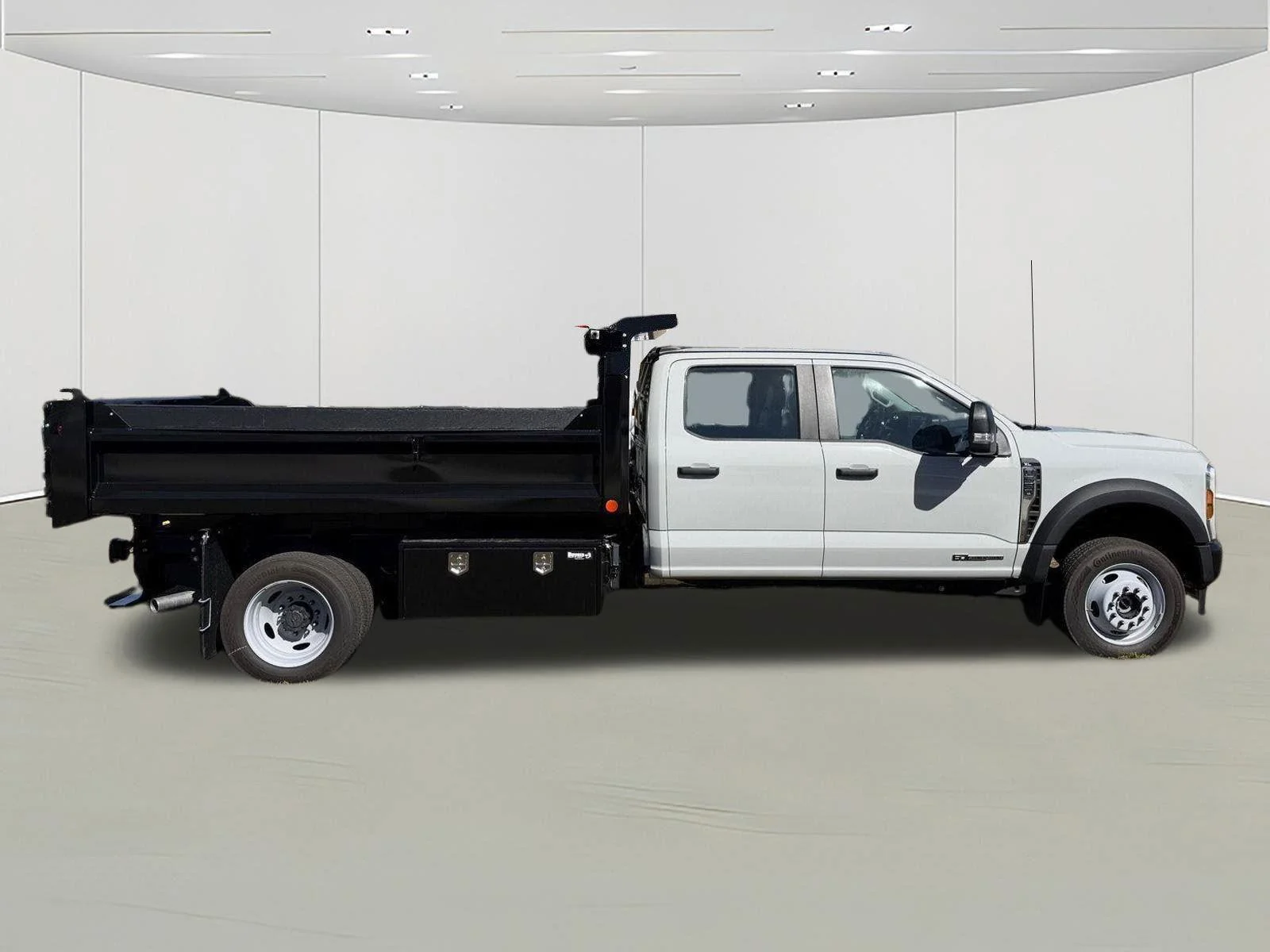 Used 2025  Ford XL image 3