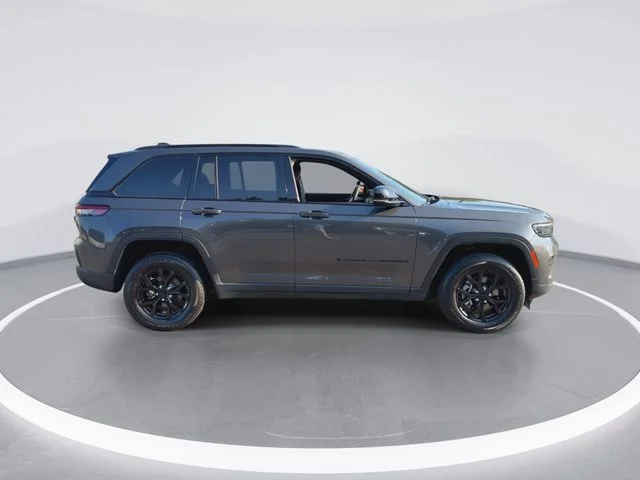 Used 2024 Gray Jeep Altitude image 9