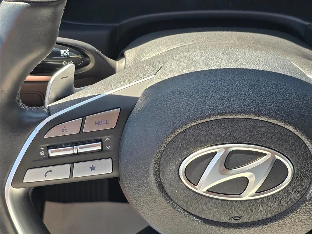 Used 2025 Silver Hyundai SEL image 19