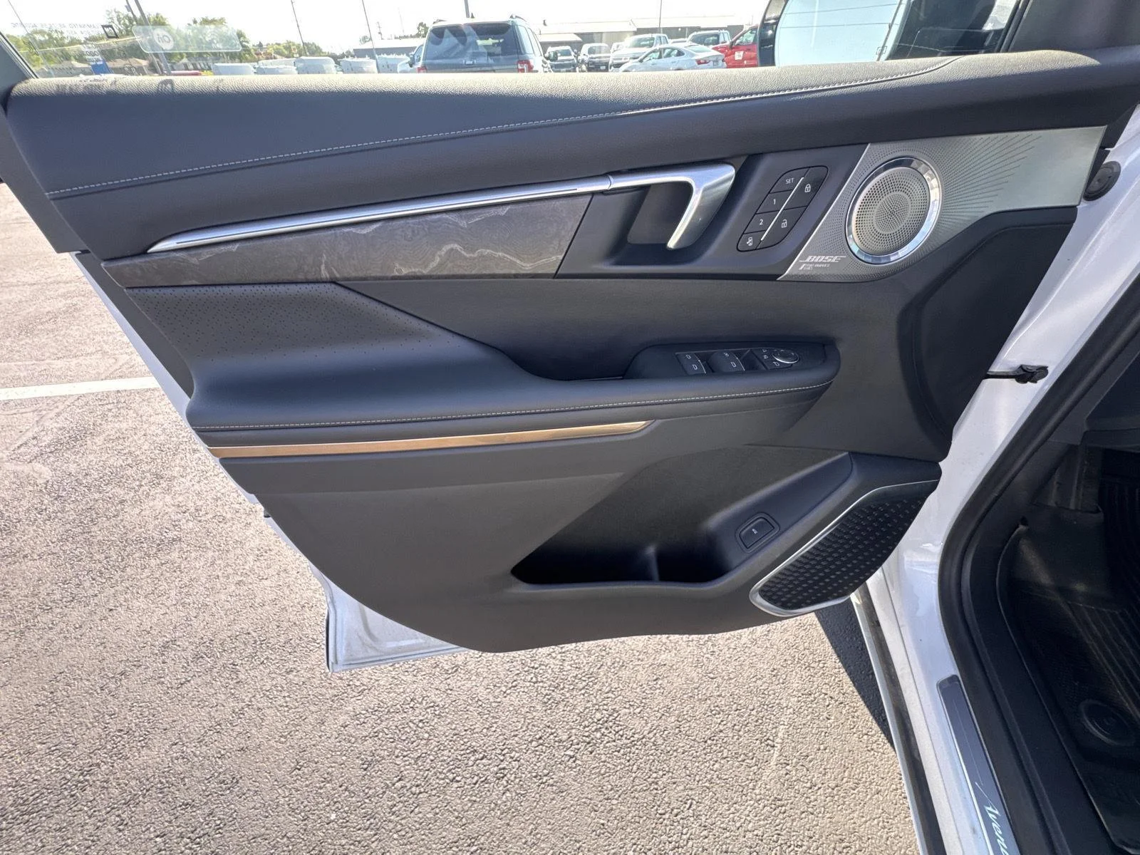 Used 2025 White Frost Tricoat Buick Avenir image 10