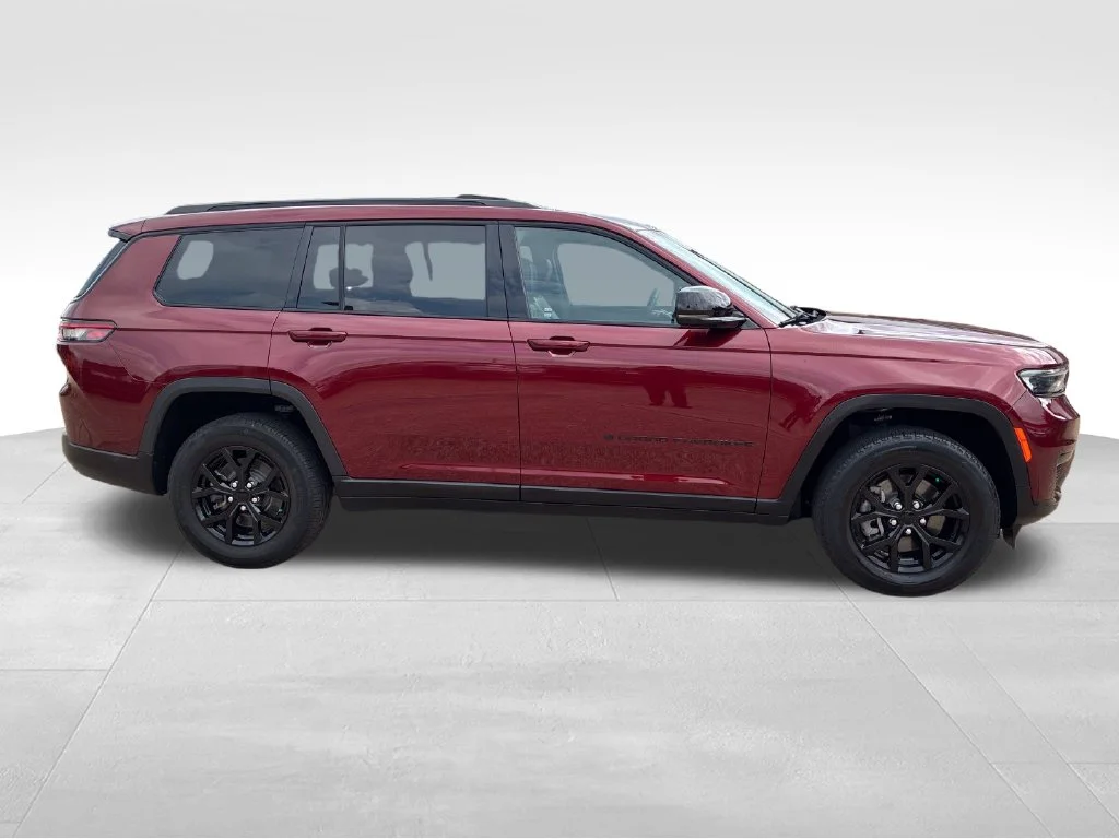 Used 2024 Red Jeep Altitude image 7