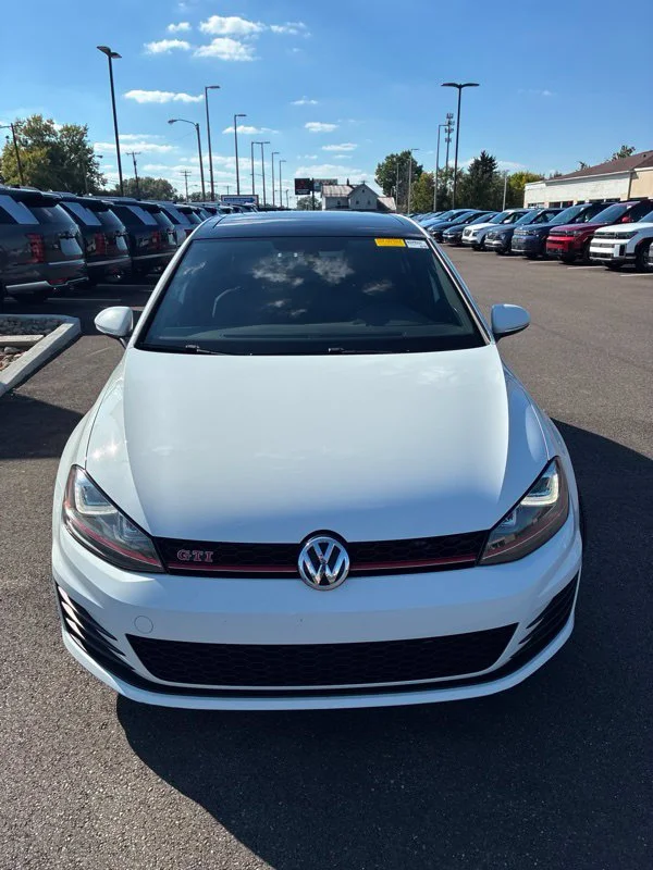 Used 2017 White Volkswagen SE image 8