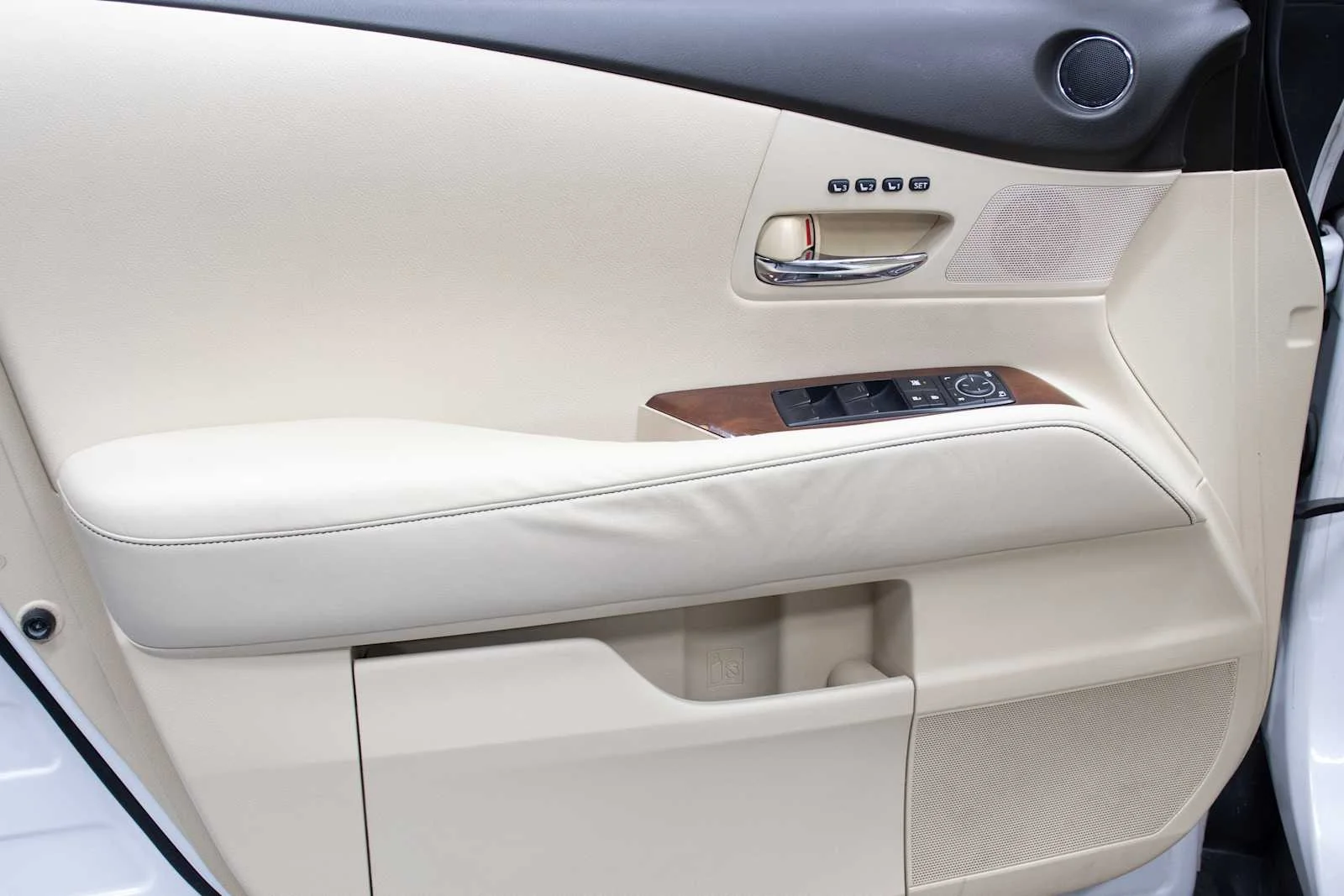 Used 2015 Starfire Pearl Lexus  image 15