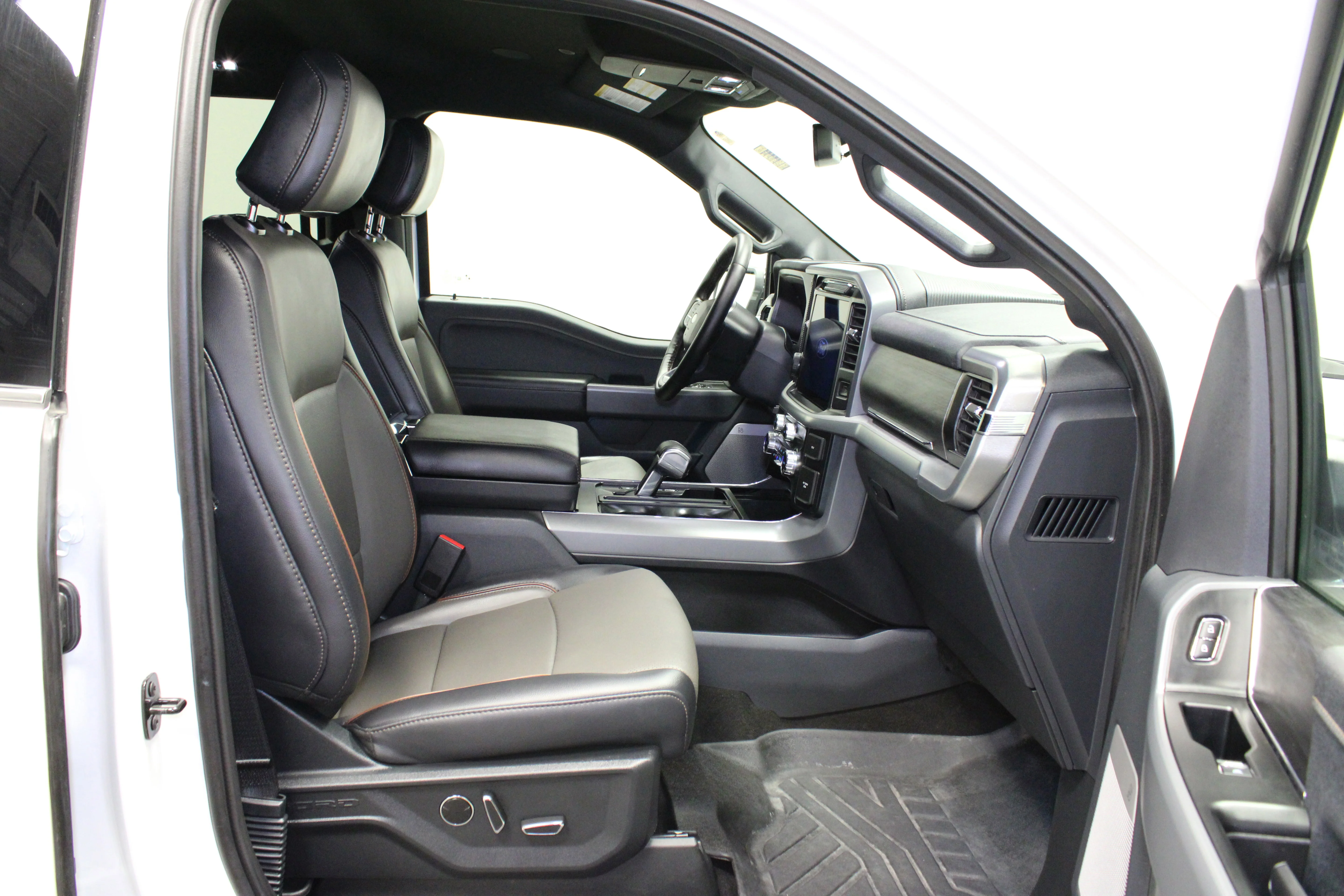 Used 2025 Star White Metallic Tri-Coat Ford LARIAT image 16