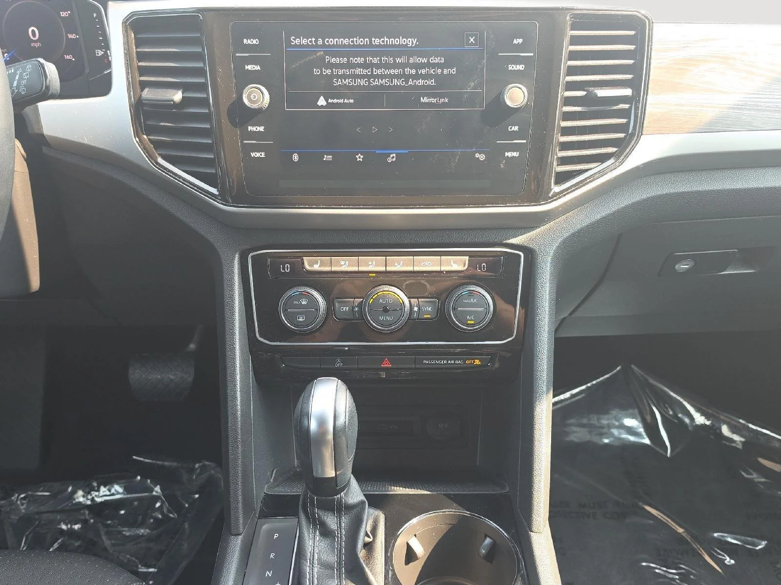 Used 2023 White Volkswagen 2.0T SE w/Technology image 19