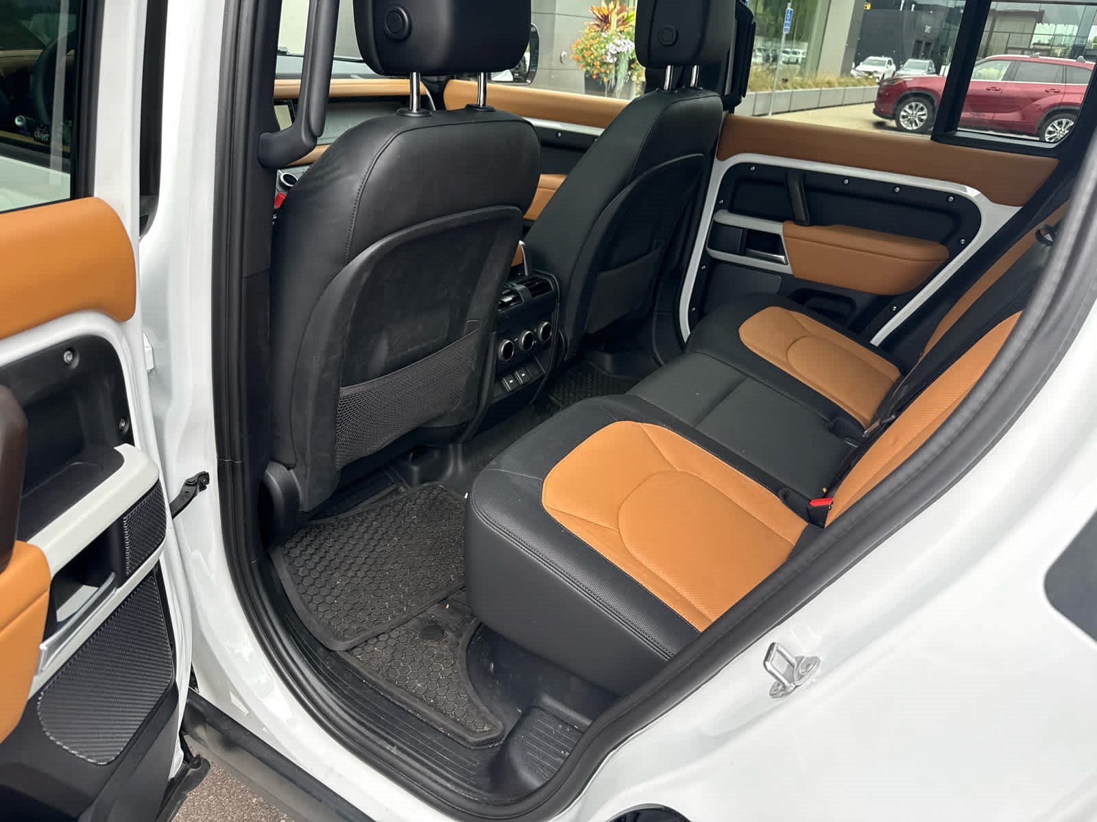 Used 2024 Fuji White Land Rover X-Dynamic SE image 12