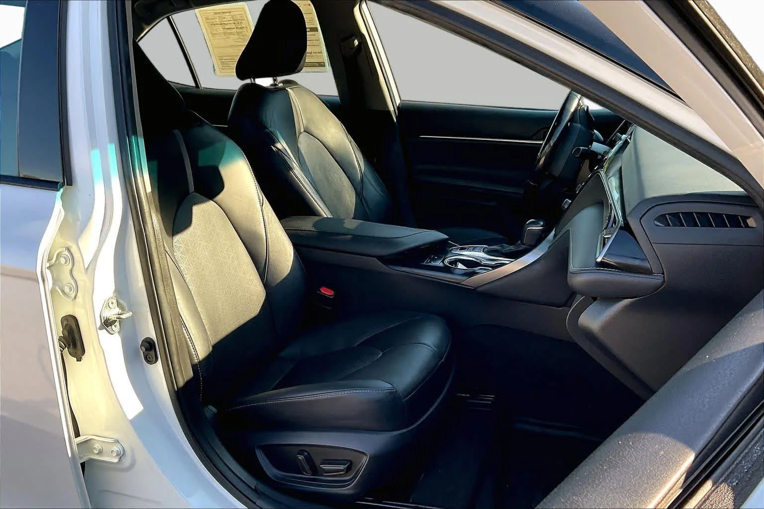 Used 2020 Wind Chill Pearl/Midnight Black Metallic Toyota XSE image 9