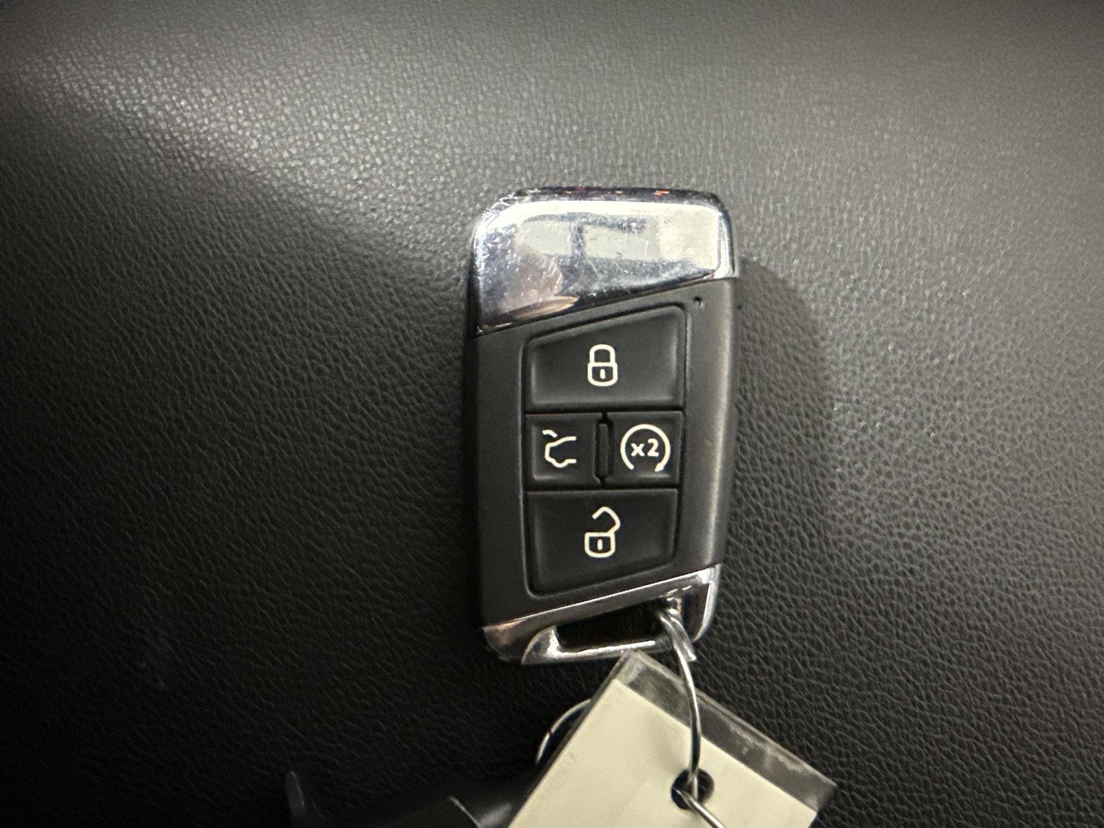 Used 2023 Deep Black Pearl Volkswagen 3.6L V6 SE w/Technology image 18