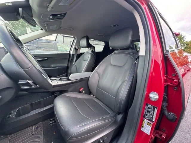 Used 2024 Red Kia Wind image 9