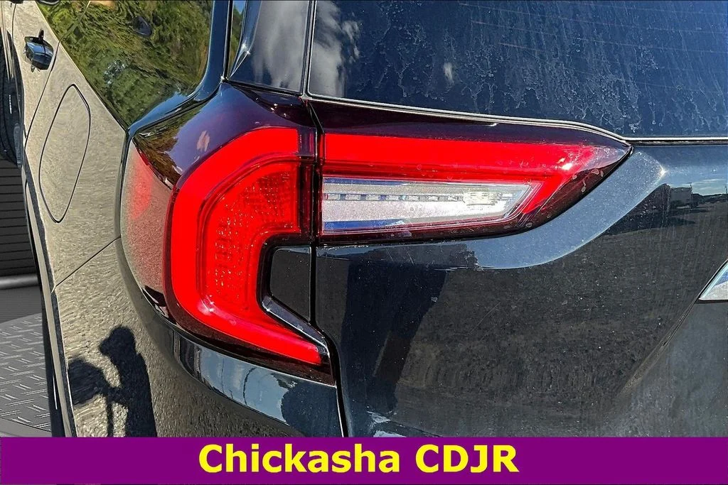 Used 2022 Black GMC SLE image 22